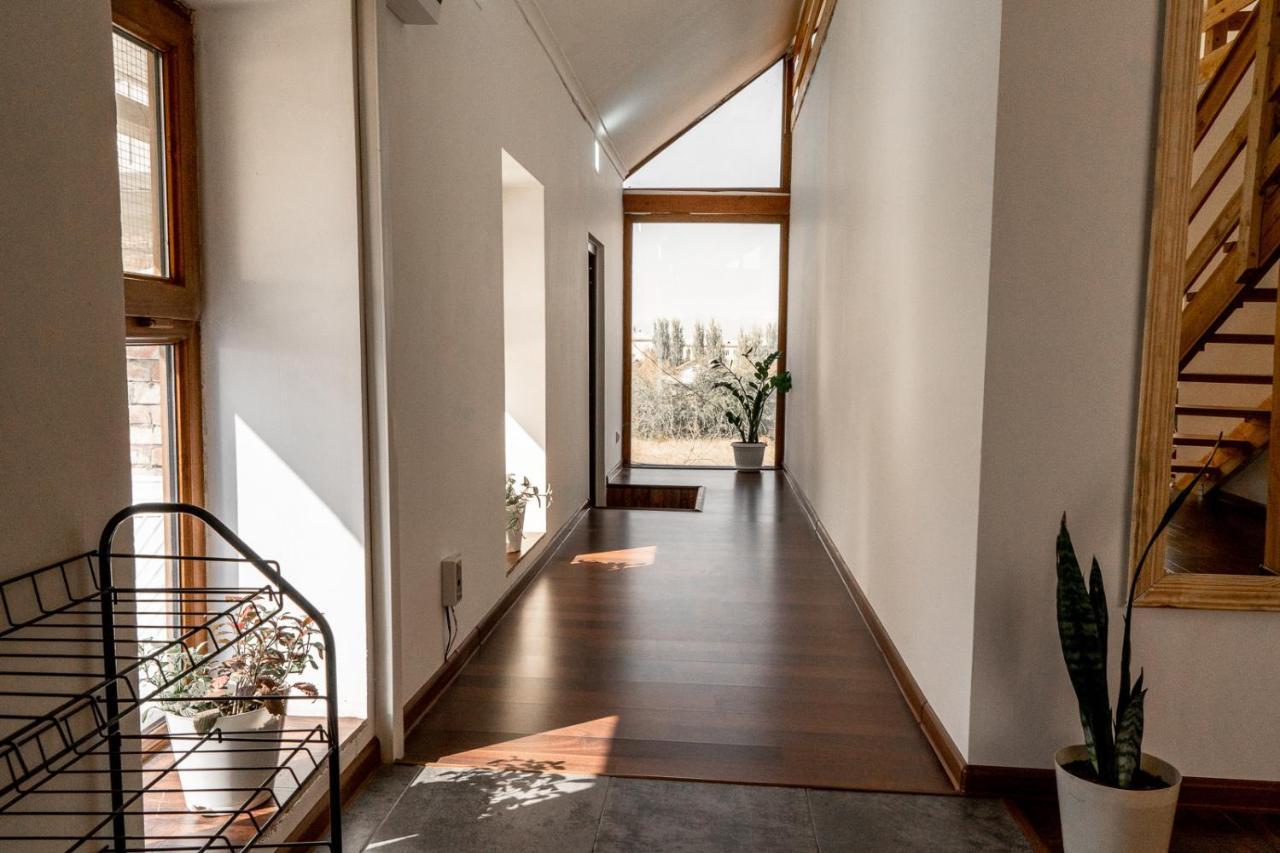 Modern Loft Lighthouse Vandrarhem Karakol Exteriör bild