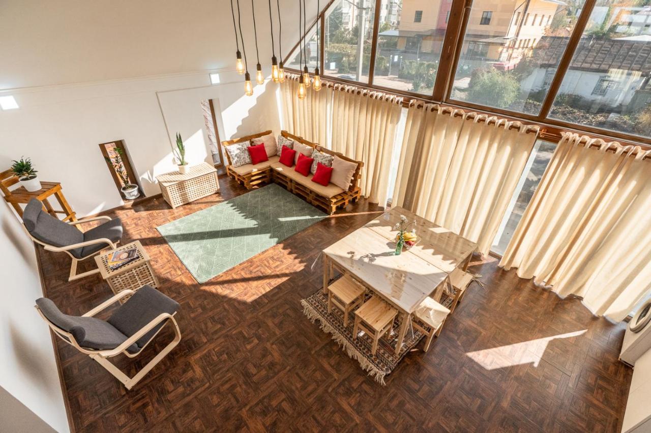 Modern Loft Lighthouse Vandrarhem Karakol Exteriör bild